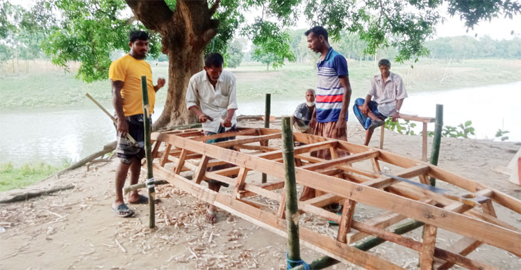 নৌকা তৈরিতে ব্যস্ত কারিগররা