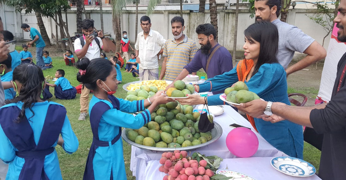 বঞ্চিত শিশুদের সঙ্গে নওশাবার ফল উৎসব