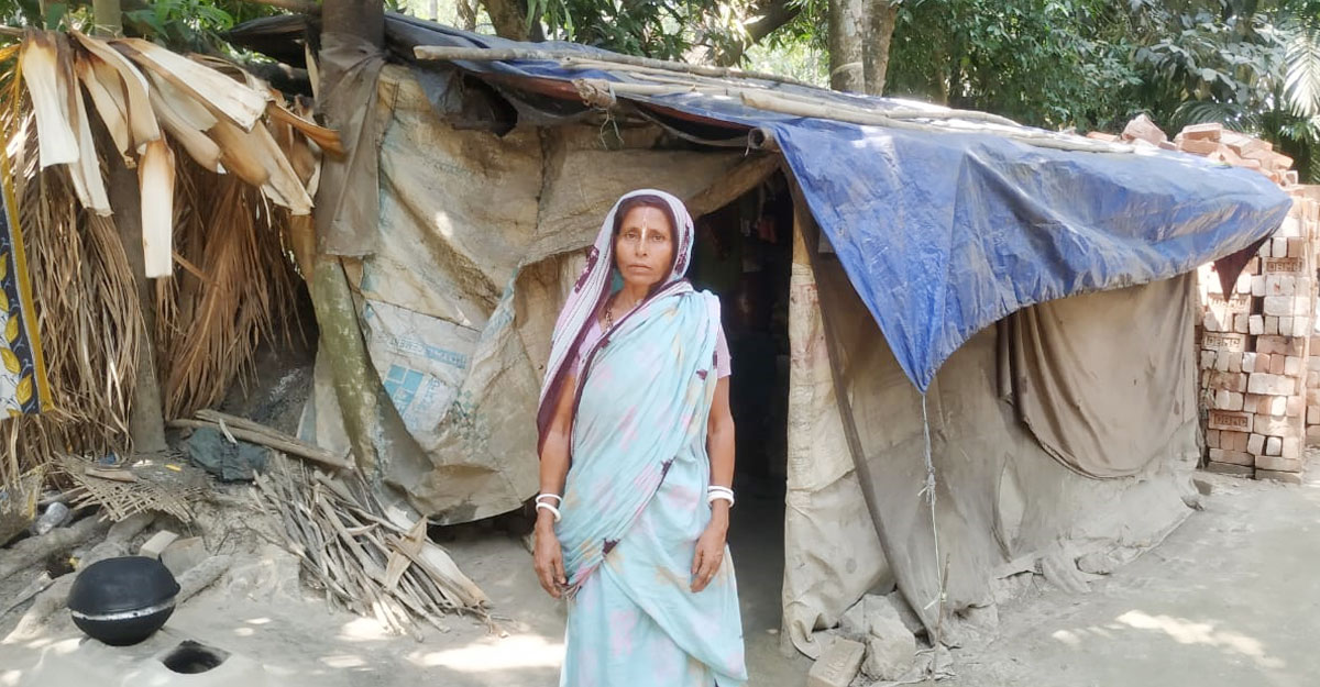 রাতে বৃষ্টি হলে না ঘুমিয়ে বসে থাকেন বৃদ্ধ দম্পতি