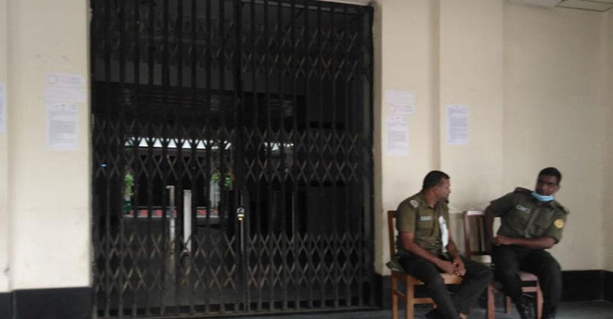 রাবি প্রশাসন ভবনে ‘অবৈধ’ নিয়োগ পাওয়াদের তালা
