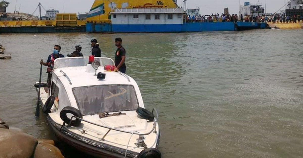 ফেরিতে উঠতে গিয়ে মাইক্রোবাস নদীতে