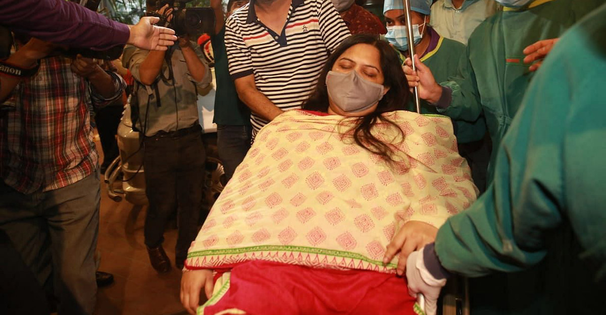 রোজিনার ফেসবুক থেকে স্ট্যাটাস দিলে দায়িত্ব নেবে না পরিবার
