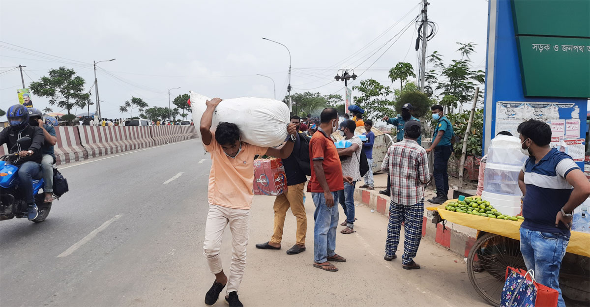 ঢাকামুখী মানুষের পদে পদে ভোগান্তি