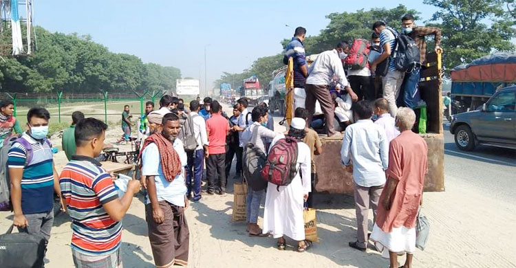 পিকআপে করে বাড়ি যাচ্ছে মানুষ