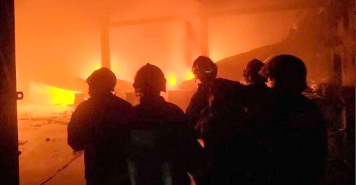 পুরান ঢাকায় জুতার কারখানায় আগুন, নিয়ন্ত্রণে ৬ ইউনিট