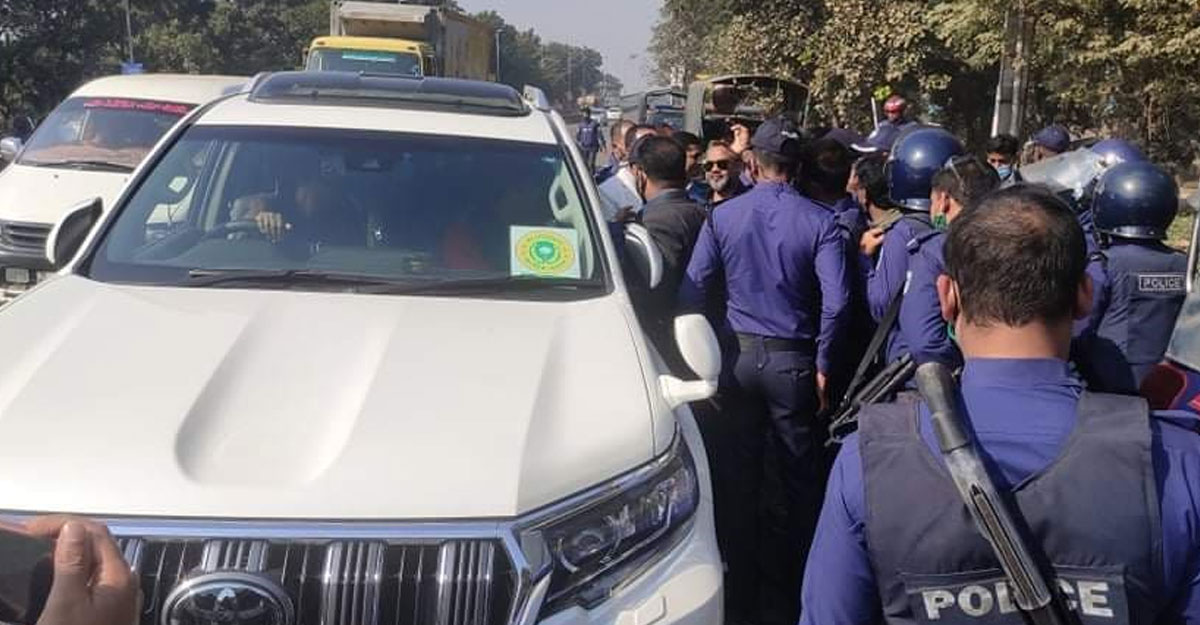 ব্রাহ্মণবাড়িয়ায় রুমিন ফারহানার গাড়ি আটকে রেখেছে পুলিশ