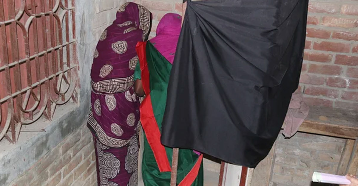 গোপন কক্ষে ব্যালটে সিল মেরে বাক্সে ফেললেন আনসার সদস্য