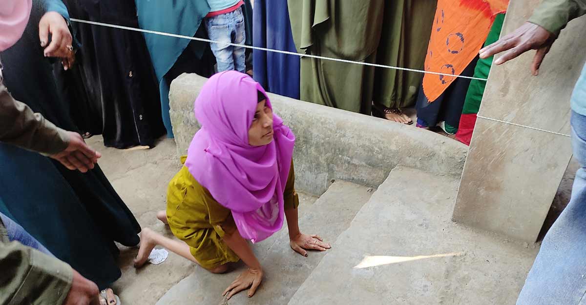 হামাগুড়ি দিয়ে এসে ভোট দিলেন মোর্শেদা
