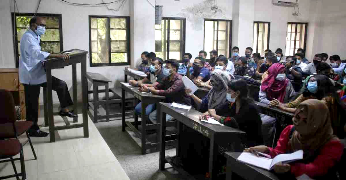 সশরীরে ক্লাস বন্ধের চিন্তা নেই ঢাবির