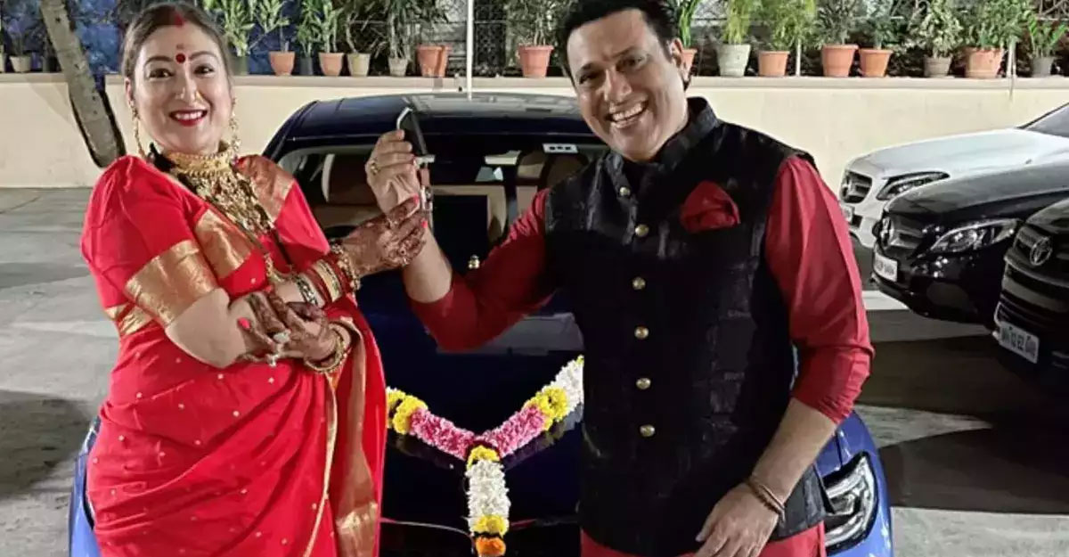 ভালোবেসে স্ত্রীকে গাড়ি উপহার দিলেন গোবিন্দ