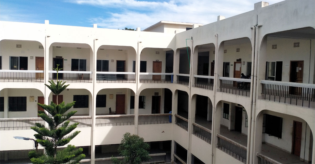 বিচারককে আদালত ত্যাগ করার আলটিমেটাম