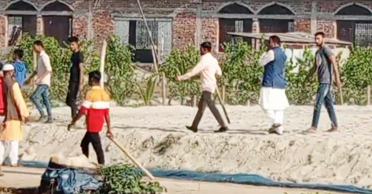 নরসিংদীতে ভোটকেন্দ্রের বাইরে পাল্টাপাল্টি ধাওয়া