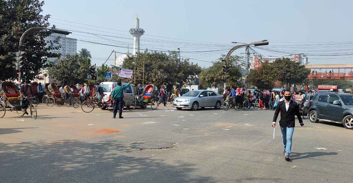 আড়াই ঘণ্টা পর স্বাভাবিক হলো নীলক্ষেতের যানচলাচল