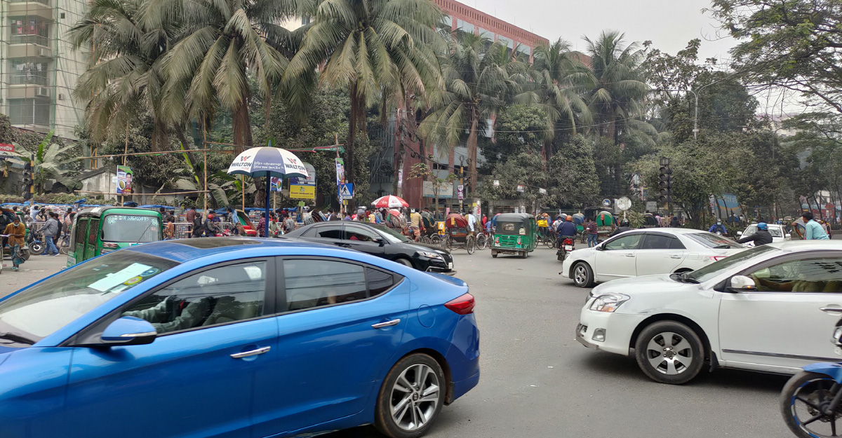 আশ্বাসে নীলক্ষেত ছাড়ল শিক্ষার্থীরা, যান চলাচল স্বাভাবিক