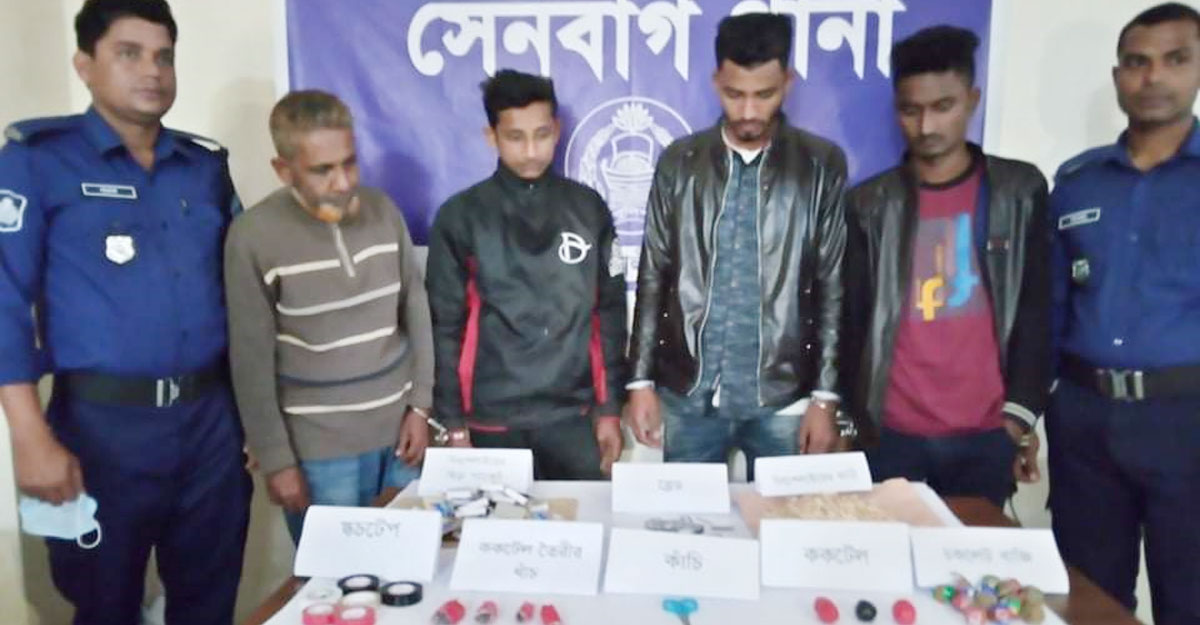 নোয়াখালীতে বিপুল পরিমাণ বিস্ফোরকসহ গ্রেফতার ৪