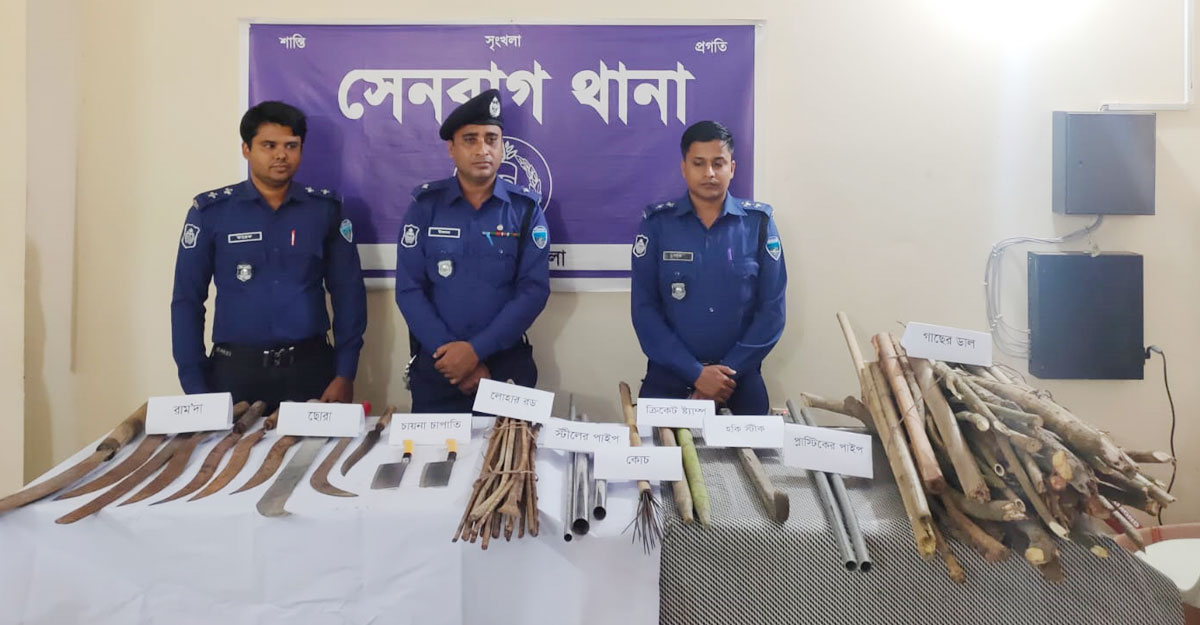 ভোটকেন্দ্রের পাশ থেকে ৪ বস্তা দেশীয় অস্ত্র উদ্ধার