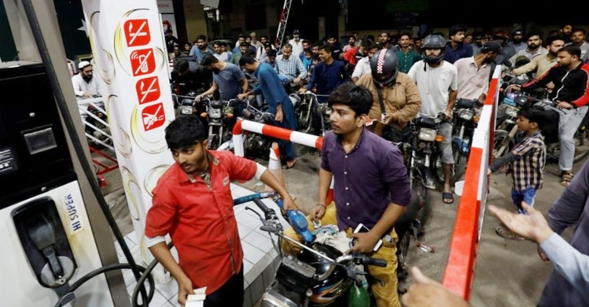 পাকিস্তানে কমলো পেট্রোল-ডিজেলের দাম