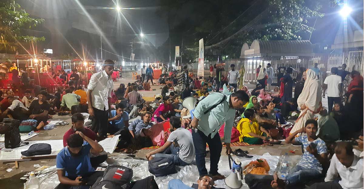 প্রতিবন্ধী বিদ্যালয় এমপিওভুক্তির দাবিতে শাহবাগে অবস্থান