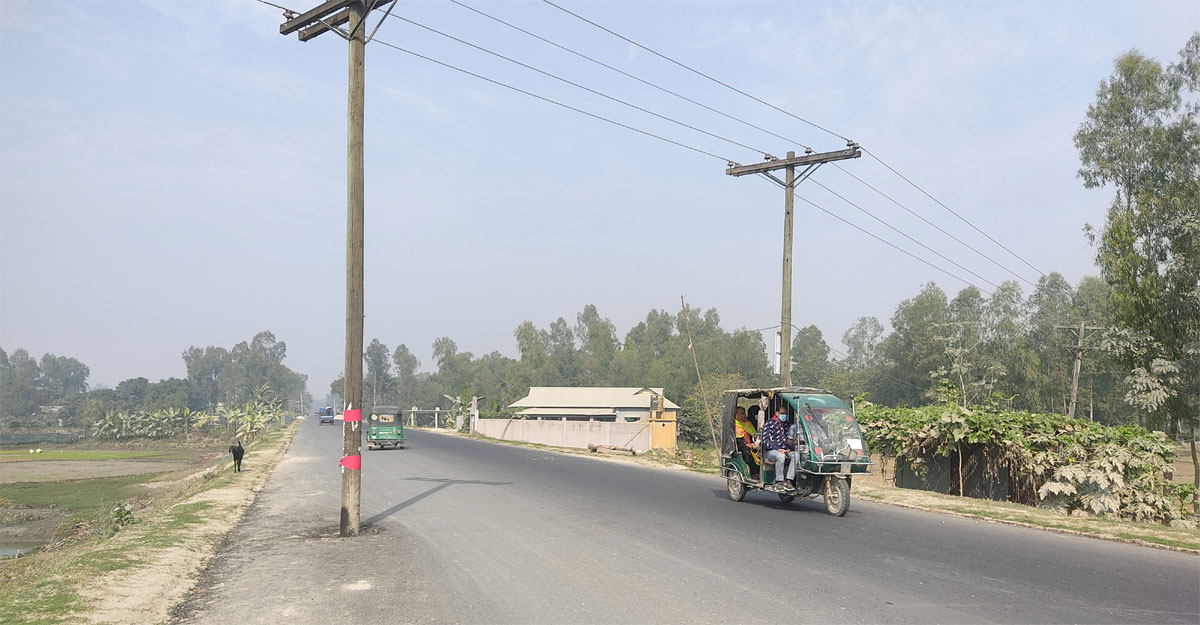সড়কের ওপর বিদ্যুতের খুঁটি, অপসারণে গড়িমসি
