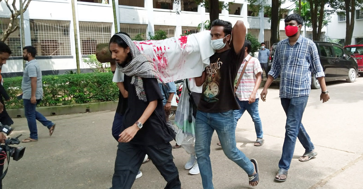 কৃষ্ণচূড়ার প্রতীকী রক্তাক্ত কফিন কাঁধে ঢাবিতে মিছিল