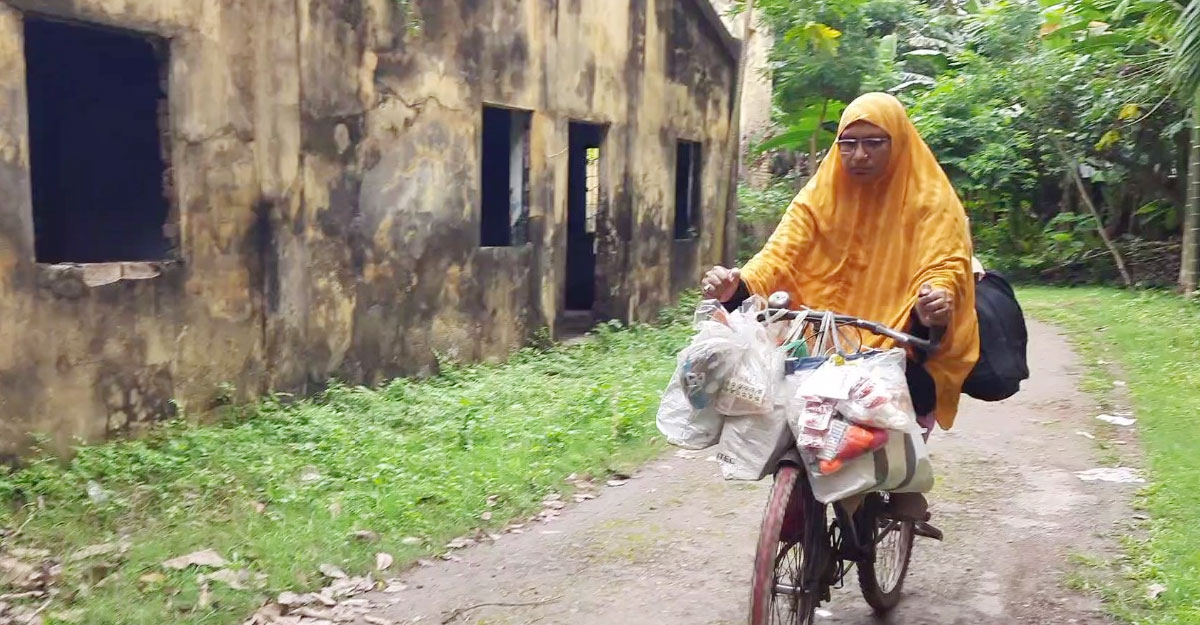 স্বামী হার্টের রোগী, সাইকেলে ফেরি করে সংসারের হাল ধরেছেন মুসলিমা