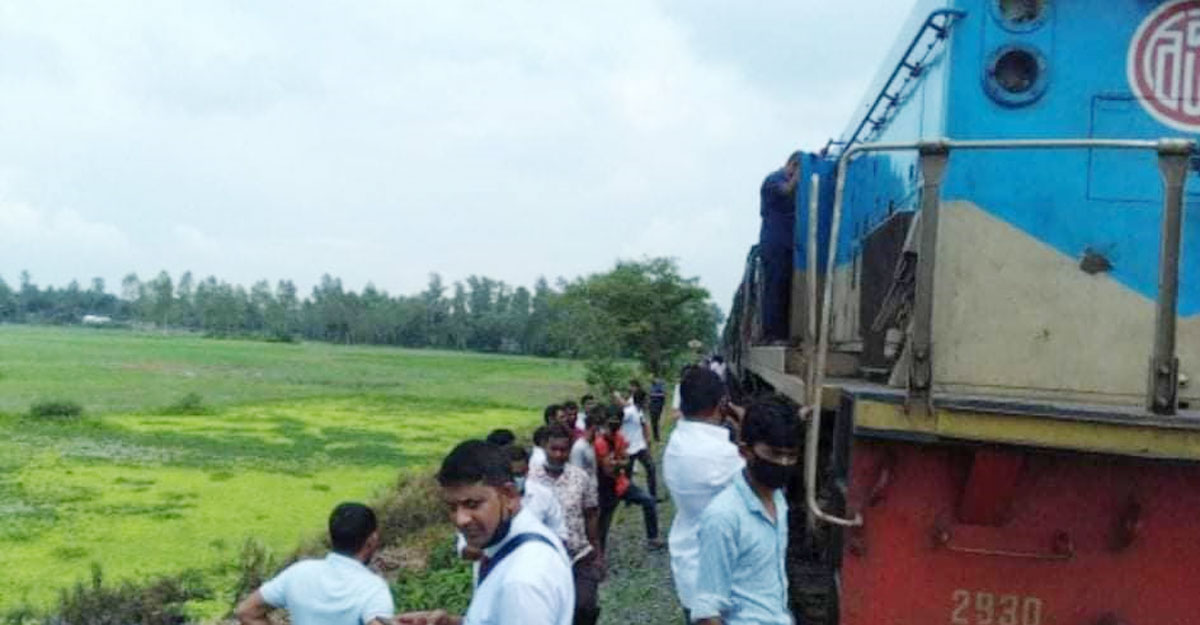 রংপুর এক্সপ্রেসের ইঞ্জিন বিকল, উত্তর-দক্ষিণ যোগাযোগ বন্ধ