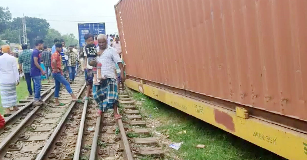 টঙ্গীতে বগি লাইনচ্যুত, ঢাকার সঙ্গে রেল যোগাযোগ বন্ধ