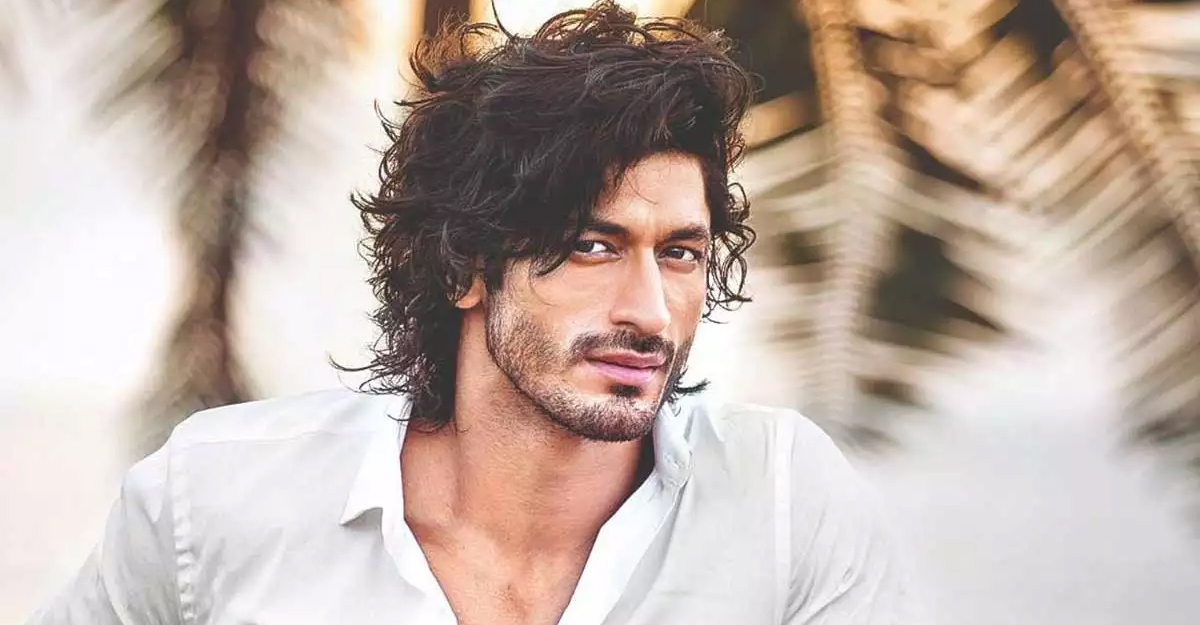 ‘কমান্ডো’ স্টাইলে প্রেমিকাকে বিয়ের প্রস্তাব দিলেন বিদ্যুৎ জামওয়াল