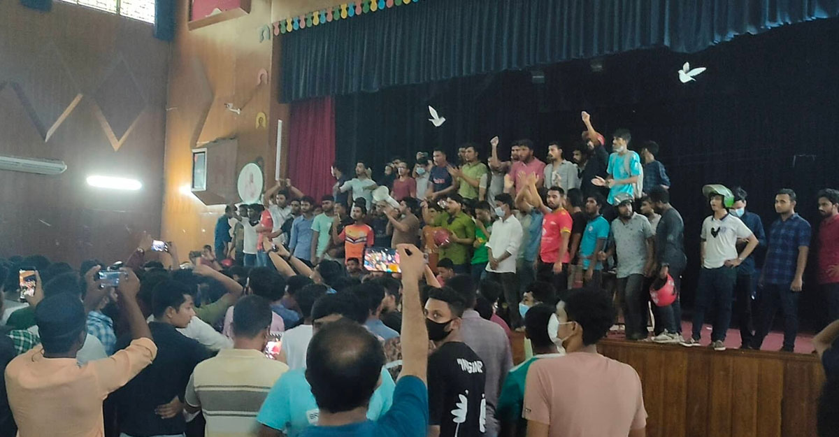 ‘লাশ হব, তবুও হল-ক্যাম্পাস ছাড়ব না’