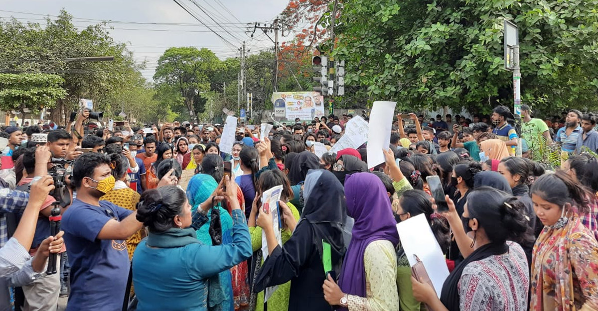 রাস্তায় নামছেন সাত কলেজের শিক্ষার্থীরা