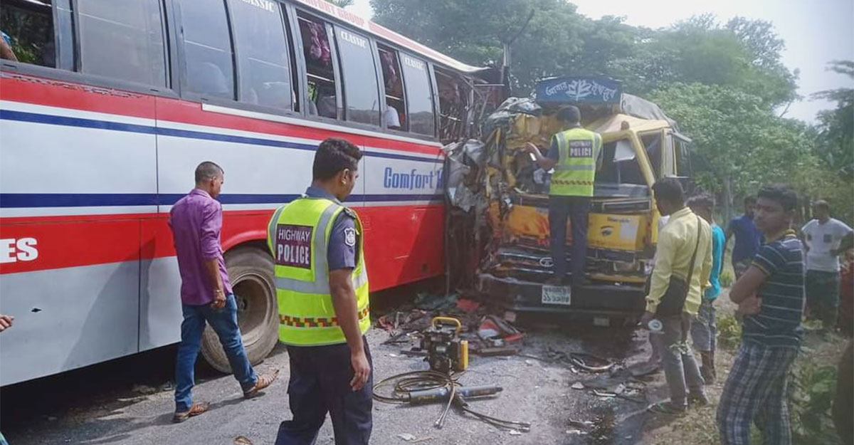 ফকিরহাটে বাস-ট্রাক সংঘর্ষে ৩ জন নিহত