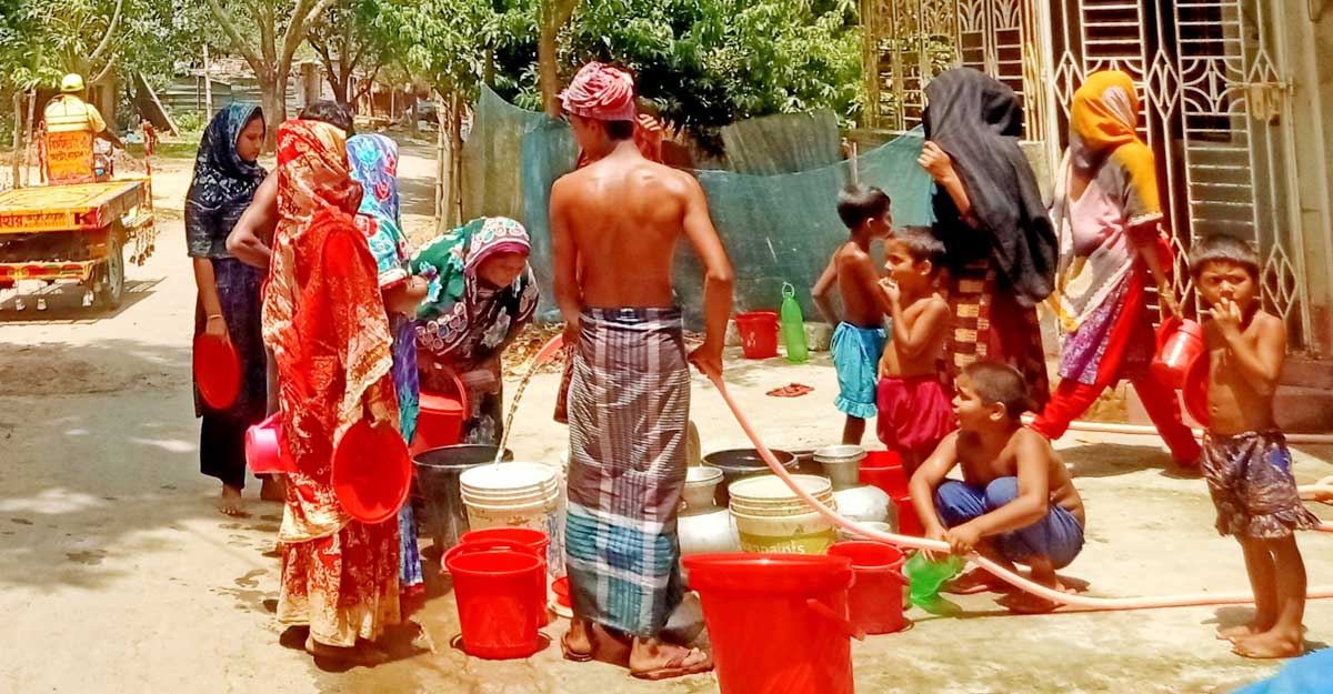 চাহিদার অর্ধেক পানিও দিতে পারছে না নাচোল পৌরসভা