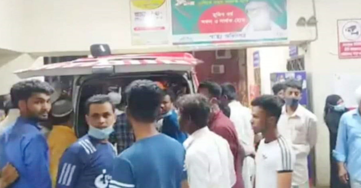 কুপিয়ে চাচার হাত বিচ্ছিন্ন করে দিলেন ভাতিজা 