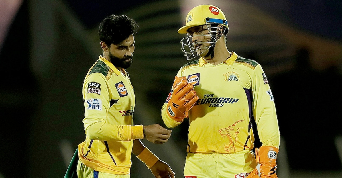 ধোনির হাতেই চেন্নাইয়ের অধিনায়কত্ব ফিরিয়ে দিলেন জাদেজা