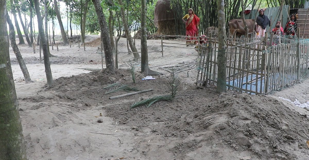 একসঙ্গে স্বামী-স্ত্রীকে দাফন