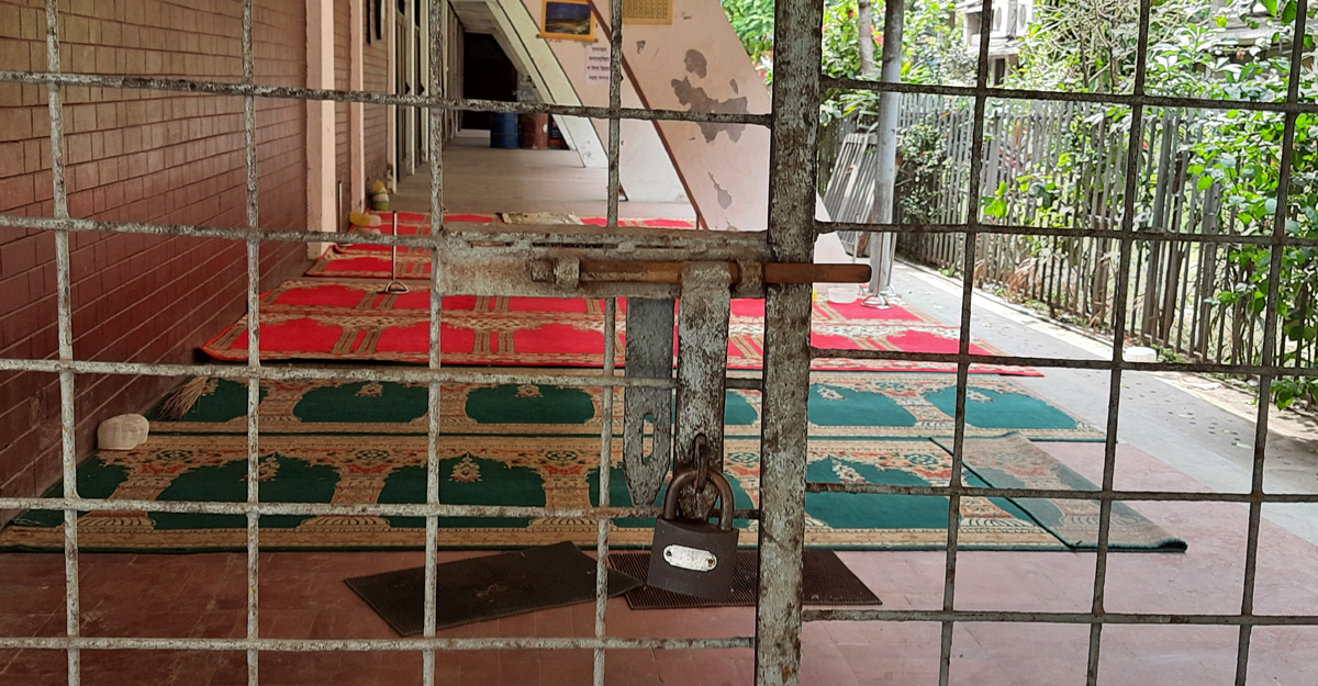 টিএসসির নামাজের স্থানে তালা, প্রশাসন বলছে সাময়িকভাবে বন্ধ
