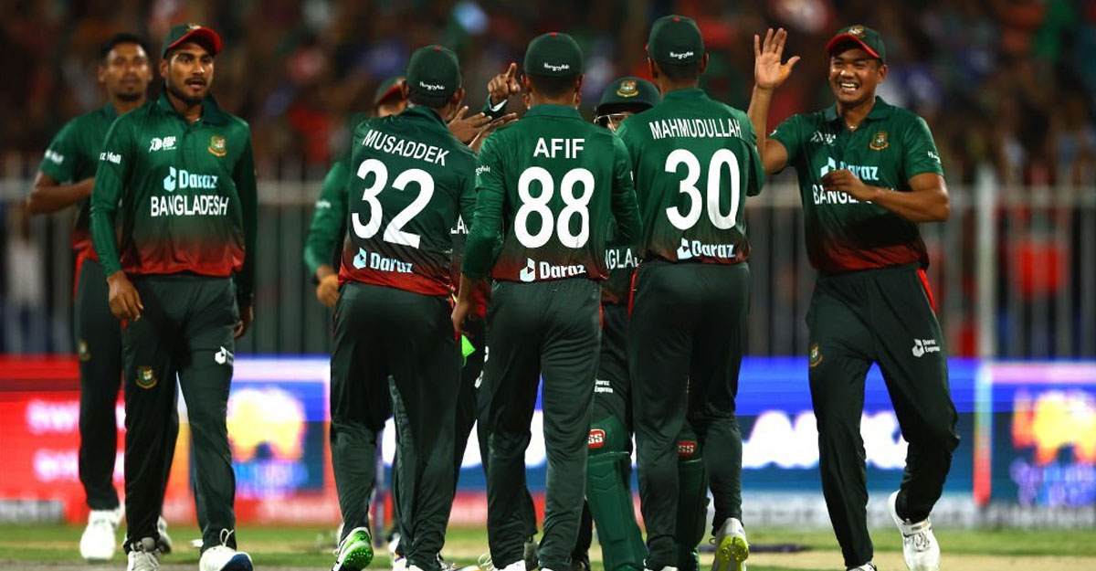 নিয়ন্ত্রিত বোলিংয়ে ম্যাচের লাগাম বাংলাদেশের হাতে