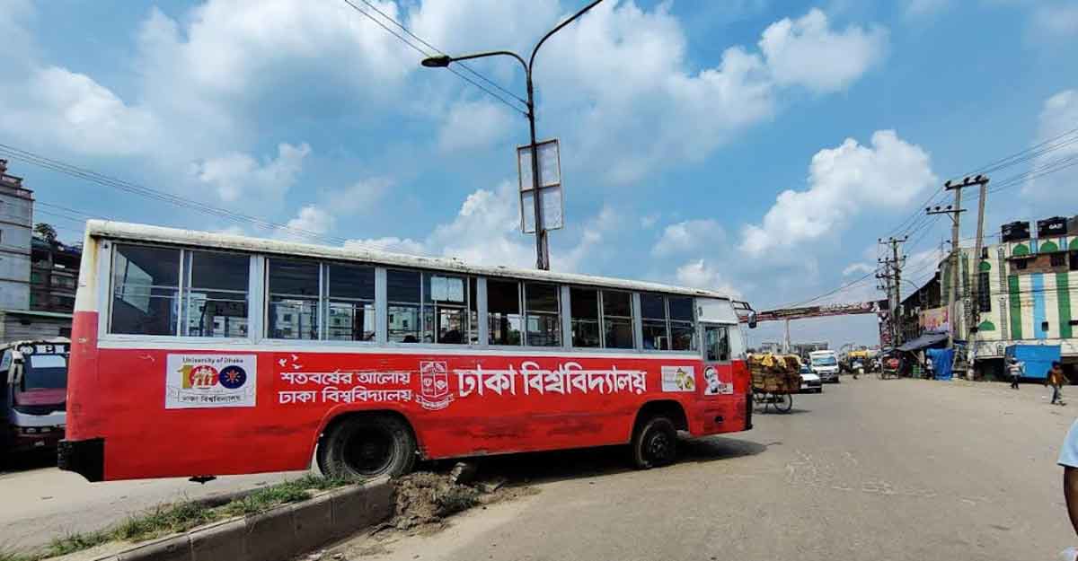 যাত্রাবাড়ীতে দুর্ঘটনার কবলে ঢাবির বাস, চালকসহ আহত ৬