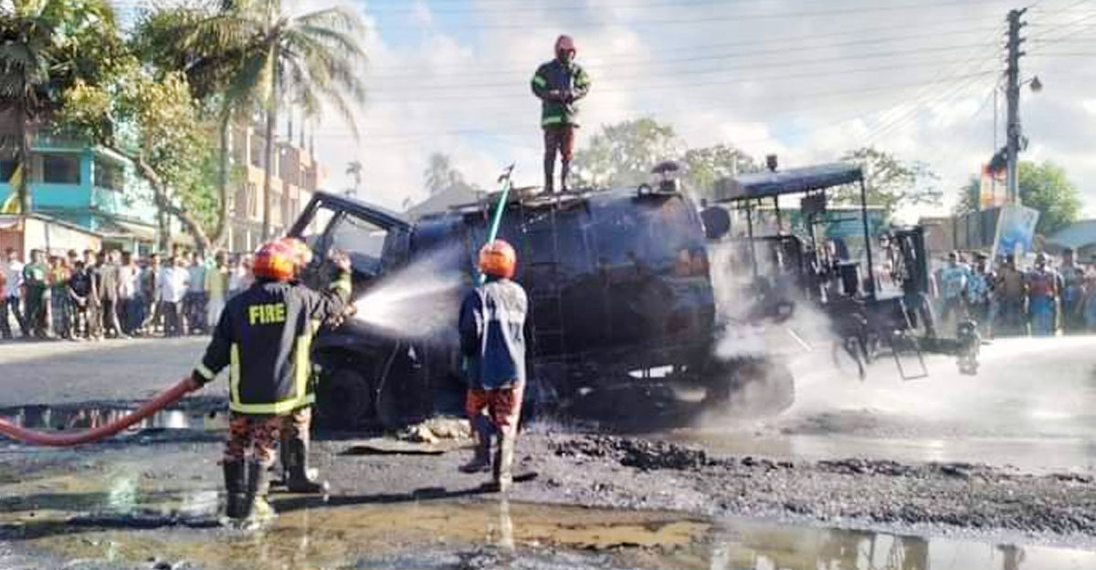 বিটুমিনবাহী গাড়ি উল্টে আগুন, চালক দগ্ধ