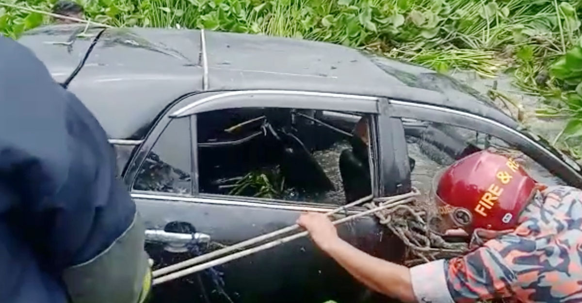 প্রাইভেট কার নিয়ন্ত্রণ হারিয়ে খালে, স্বামী-স্ত্রী নিহত