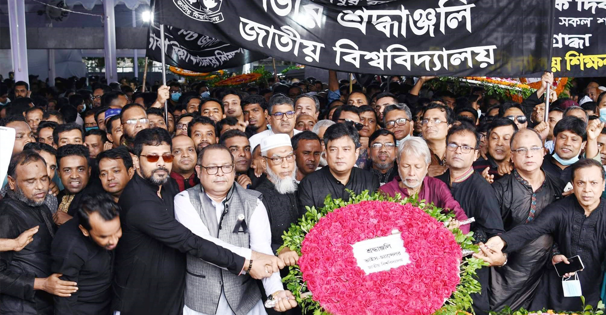 বঙ্গবন্ধুর প্রতিকৃতিতে ইউজিসি ও জাতীয় বিশ্ববিদ্যালয়ের শ্রদ্ধা