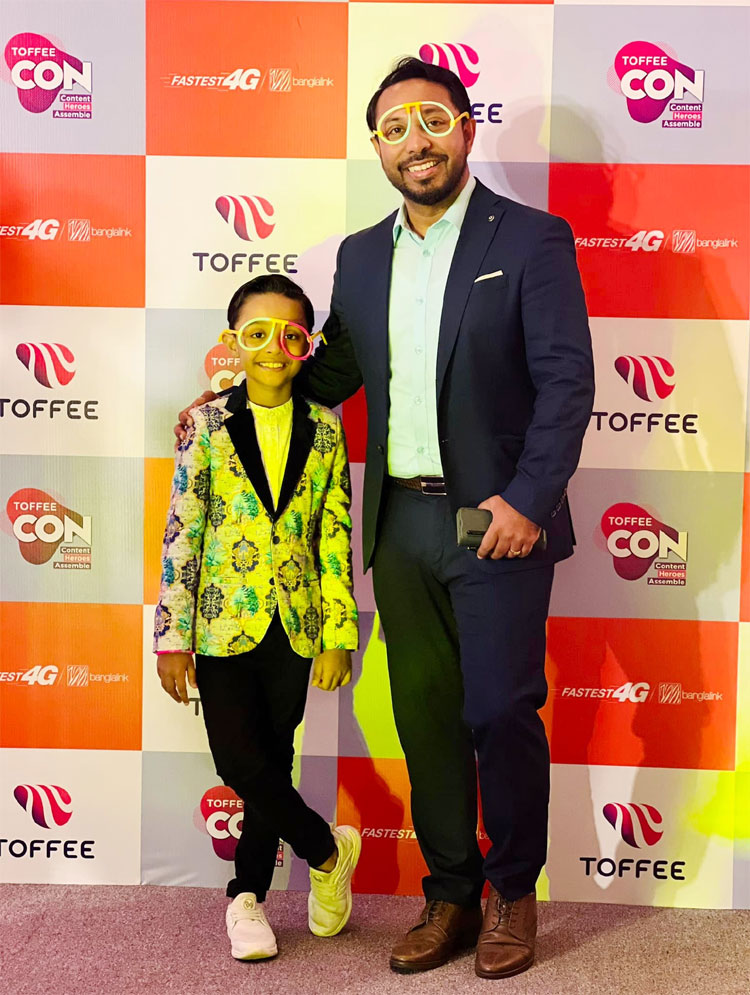 এক অনুষ্ঠানে বাবা শুভাশীষ ভৌমিকের সঙ্গে ঋতুরাজ ভৌমিক