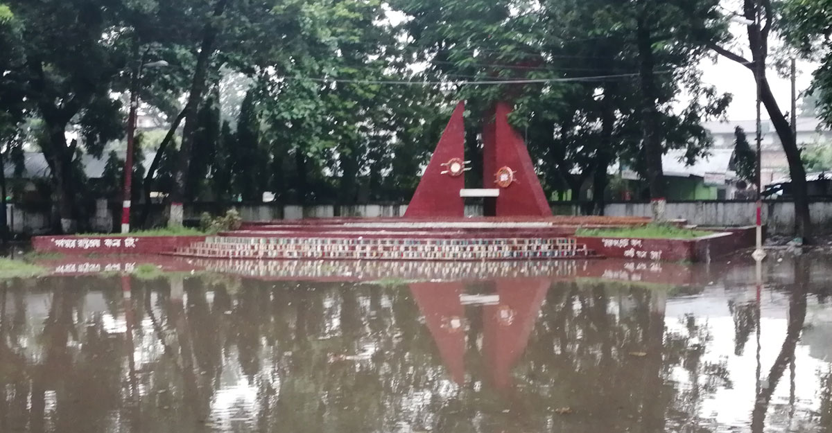 রংপুরে বৃষ্টি হলেই জলমগ্ন শহিদ মিনার-পাবলিক লাইব্রেরি প্রাঙ্গণ