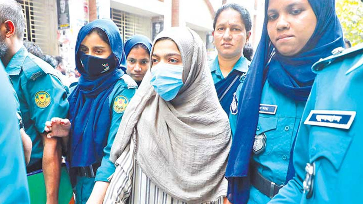 আদালতের দিকে তাকিয়ে বুশরার পরিবার