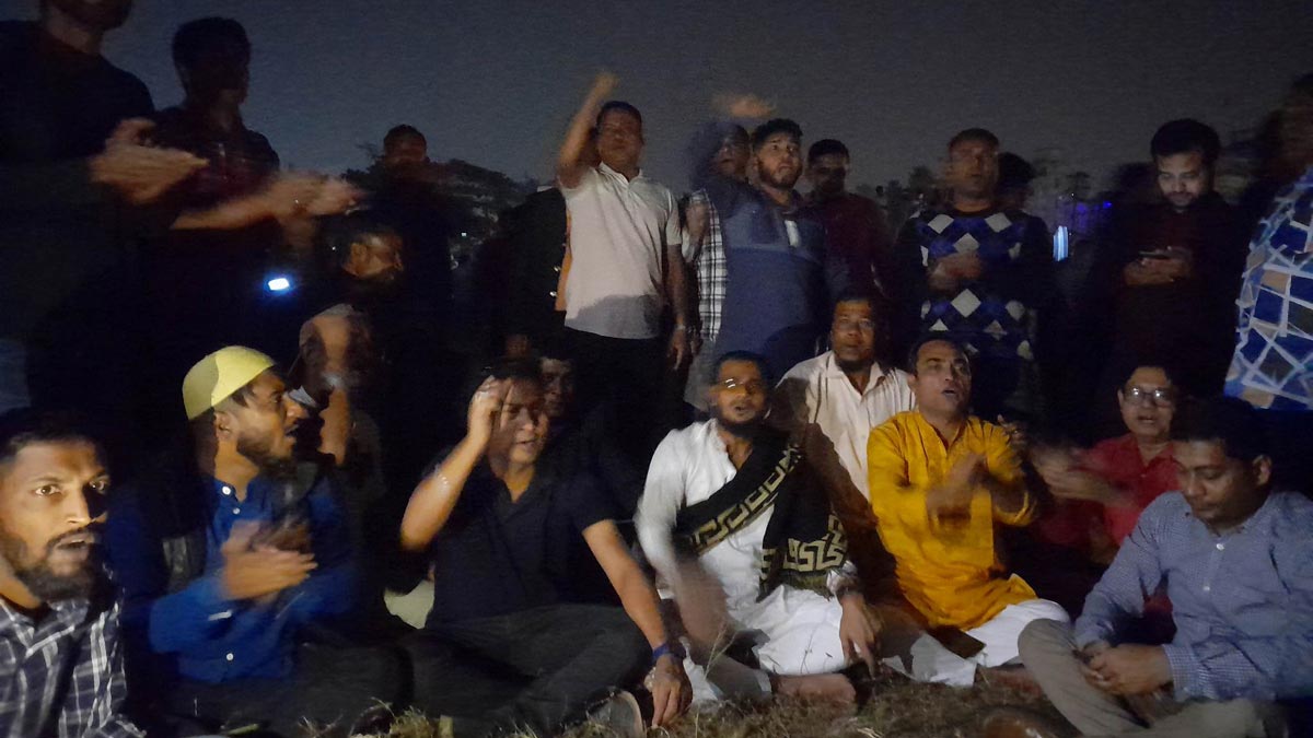অন্ধকার মাঠে গান পরিবেশন করছেন বিএনপির নেতাকর্মীরা