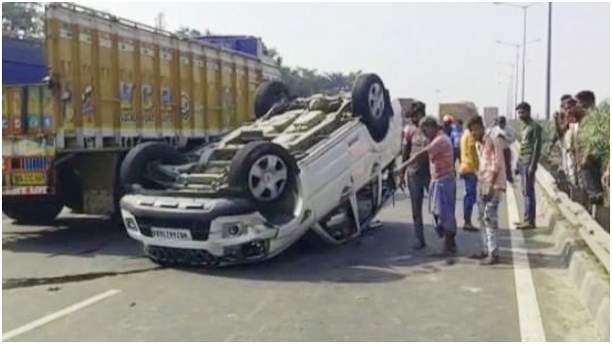 উড়ে আসা বালতি লাগল উইন্ড স্ক্রিনে, উল্টে গেল যাত্রীবাহী গাড়ি