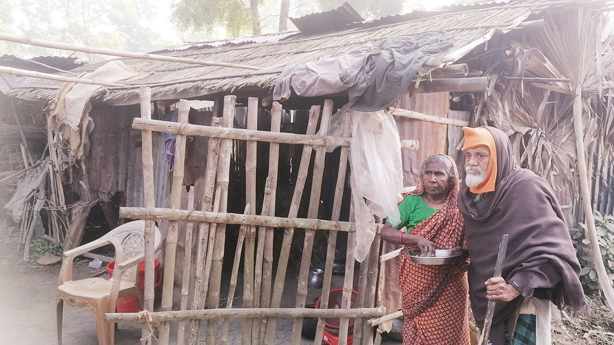 আব্দুল গনির ভাঙা ঘরটি মেরামতের দায়িত্ব নিয়েছে তরুণরা