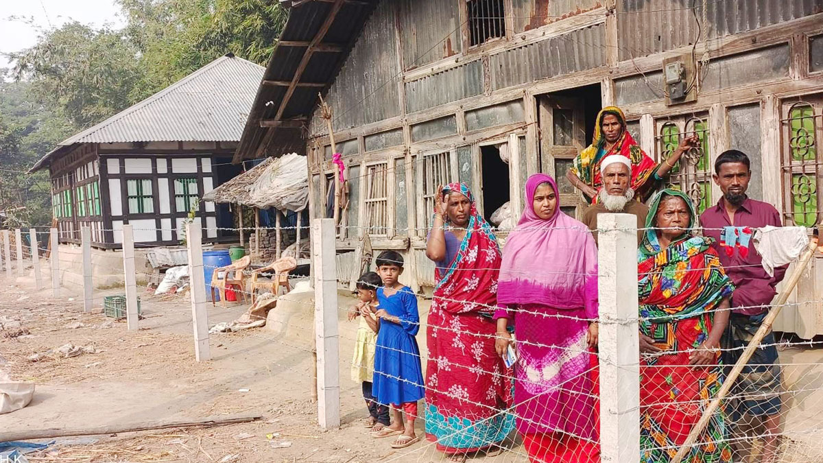 কাঁটাতারের বেড়া থেকে মুক্তি পেল সেই চার পরিবার 