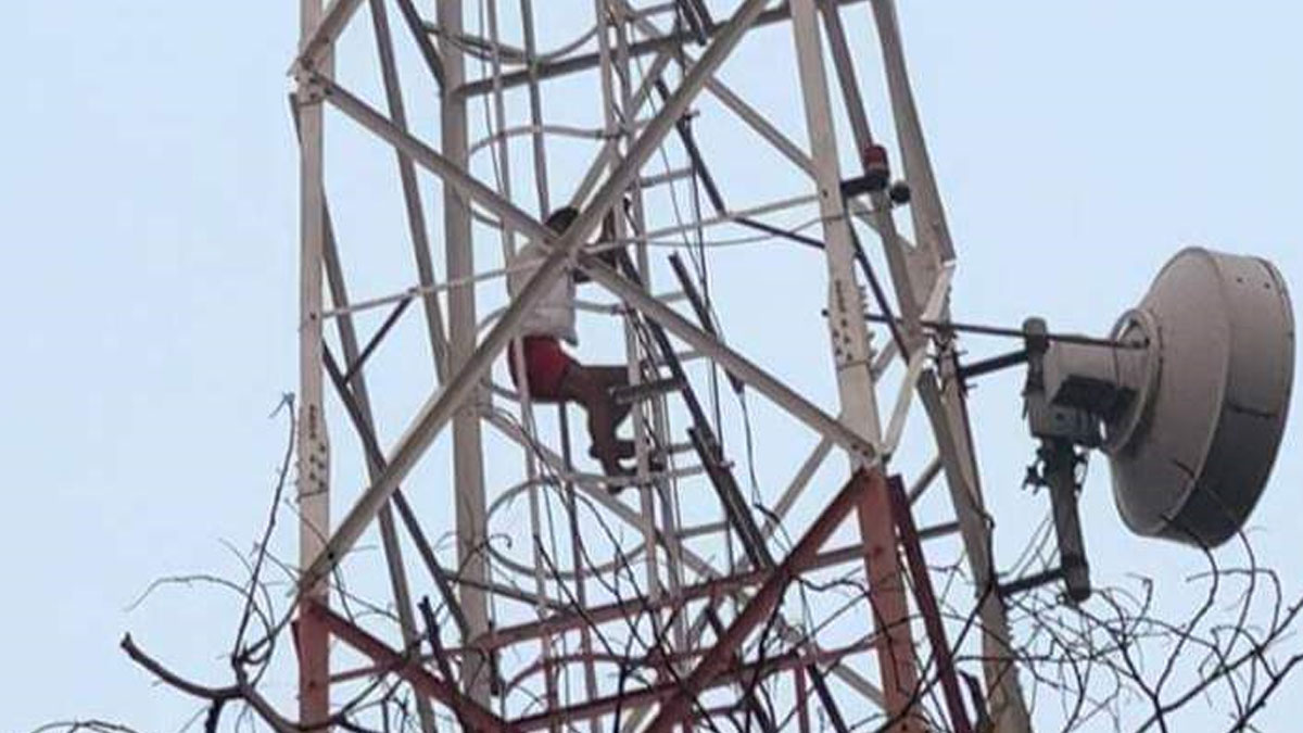 মোবাইল টাওয়ারে উঠে লাফ দেওয়ার চেষ্টা তরুণের, উদ্ধার করল পুলিশ