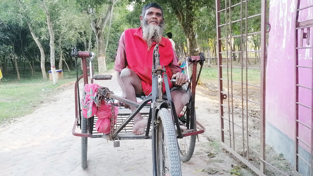 হুইল চেয়ার ঠেলতে কষ্ট হয়, ভিক্ষা করতে চান না শরিফুল